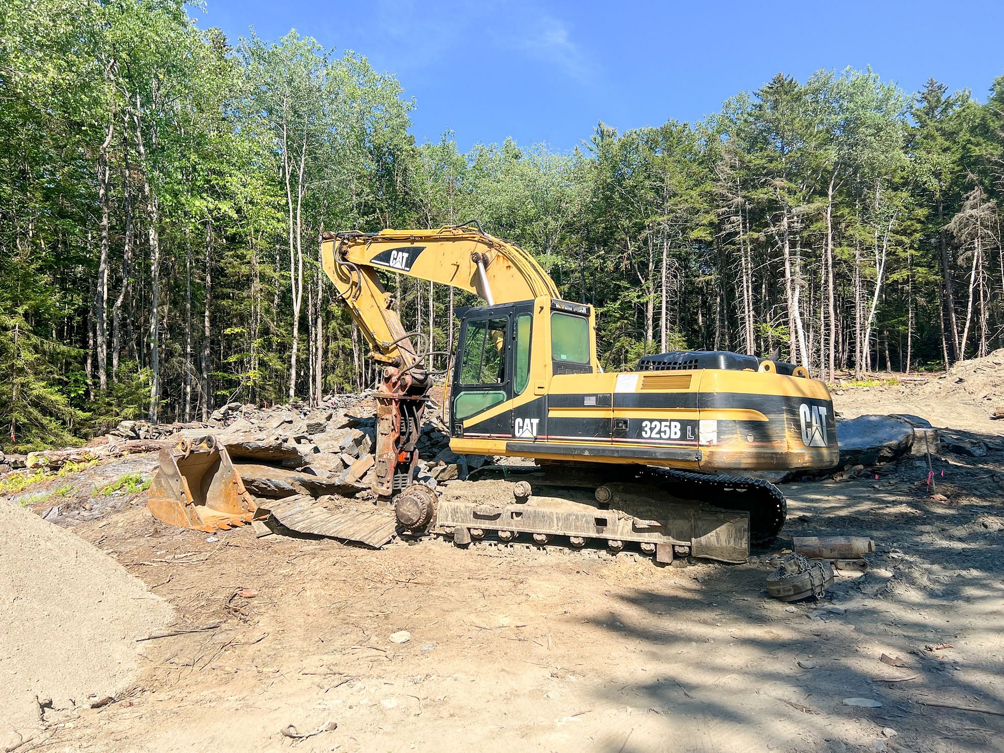 CAT 325B Broken Track