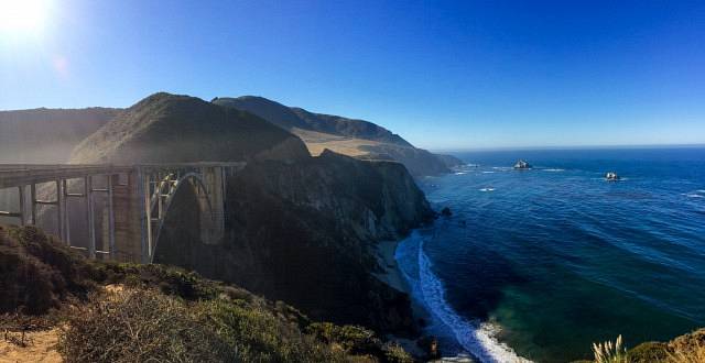 A view of Bixby creek bridge on the left and ocean on the right